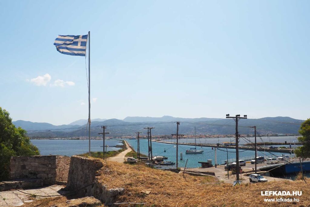Lefkada történelmi látnivalóján görög zászló